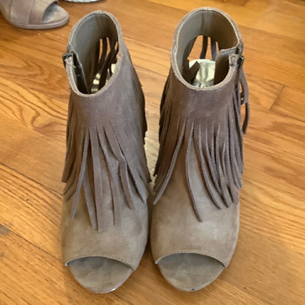Carlos by Carlos Santana EUC tan fringe peep toe booties Size 6